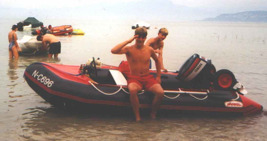 Mit dem Motorboot am Gardasee  Martin und Benni machen das Boot bereit. Im Hintergrund Bernd und Susi