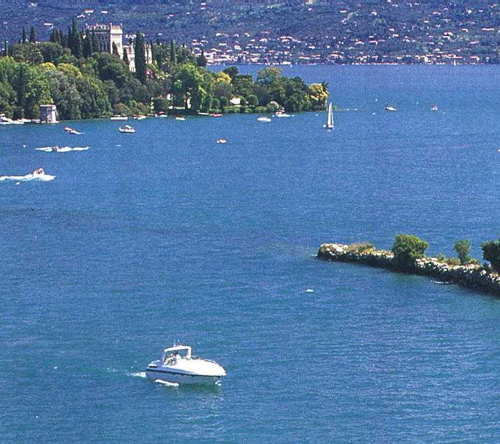 Foto vom Gardasee im Hintergrund die Insel Isola di Garda